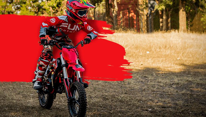 Motocross infantil. Uma mini moto, um capacete e muita diversão